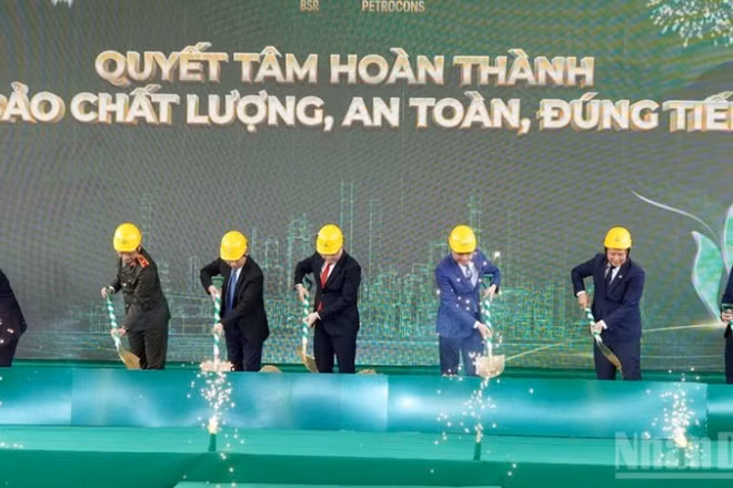 Nghi thức khởi công gói thầu thi công san lấp mặt bằng dự án nâng cấp, mở rộng Nhà máy lọc dầu Dung Quất.