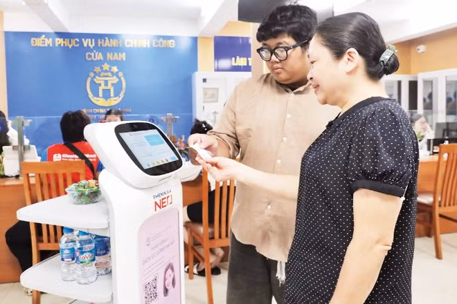 Người dân sử dụng dịch vụ hành chính công tại phường Cửa Nam, Thành phố Hà Nội. (Ảnh: TRẦN GIANG)