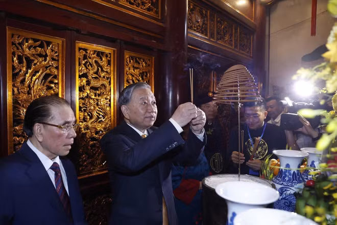 Tổng Bí thư, Chủ tịch nước Tô Lâm dâng hương trong Thượng Cung tại Đền Thượng. (Ảnh: THỐNG NHẤT/TTXVN)