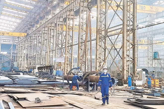 Sản xuất tuần hoàn giảm chi phí cho ngành đóng tàu tại Nhà máy đóng tàu Bạch Đằng.