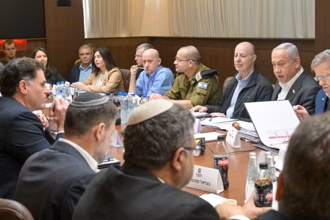 Thủ tướng Israel Benjamin Netanyahu (thứ 2, phải) chủ trì một cuộc họp nội các an ninh tại Jerusalem. (Ảnh: THX/TTXVN)