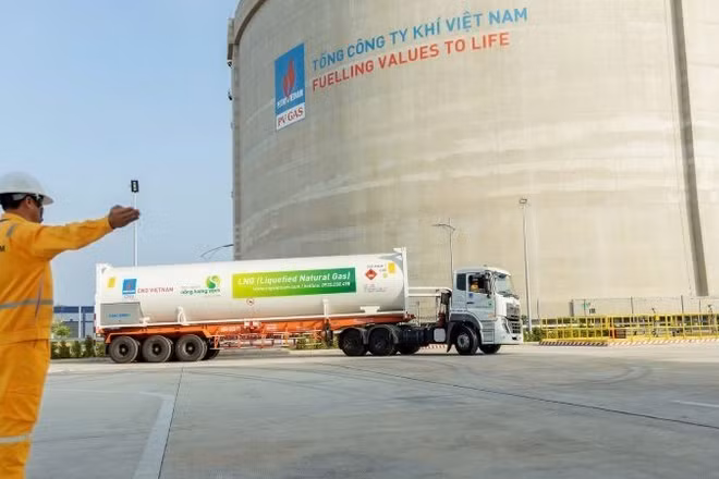 Vận chuyển khí LNG tại kho của PV GAS tại Thành phố Hồ Chí Minh.