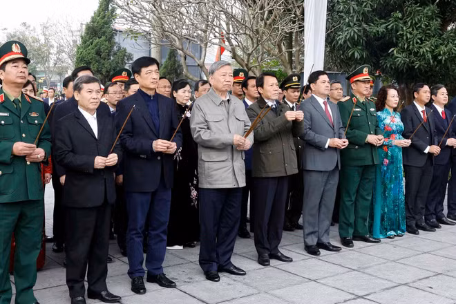 Tổng Bí thư Tô Lâm và đoàn công tác Trung ương dâng hương tại Khu lưu niệm Tổng Bí thư Nguyễn Văn Cừ, tỉnh Bắc Ninh. (Ảnh: THỐNG NHẤT-TTXVN)