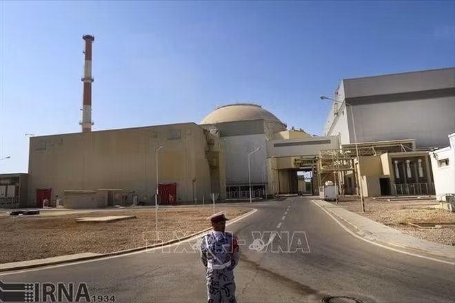 Binh sĩ Iran gác bên ngoài nhà máy điện hạt nhân Bushehr ở Iran. (Ảnh: IRNA/TTXVN)