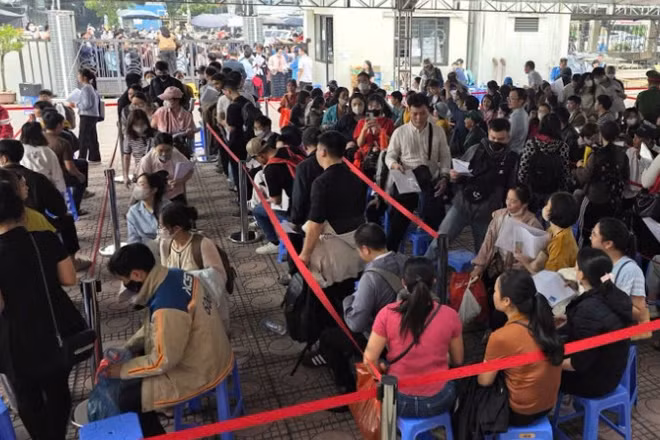 Người dân xếp hàng nộp hồ sơ mua nhà ở xã hội tại dự án CT3 khu đô thị Kim Chung. 