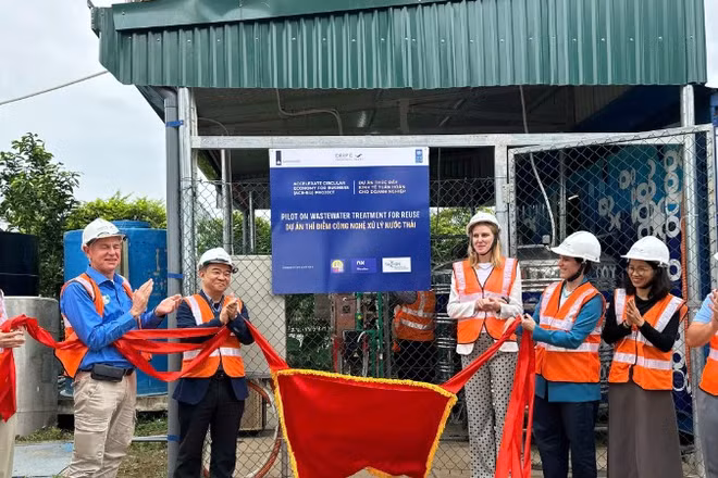 Đại diện các cơ quan tham dự tại Lễ khởi động Dự án thí điểm tái sử dụng nước thải tại khu công nghiệp DEEP C Hải Phòng 2.