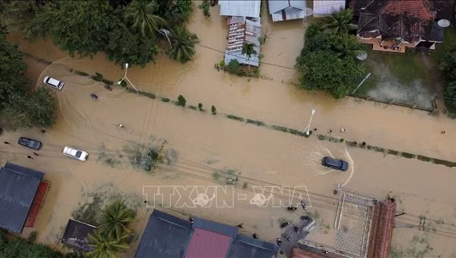 Cảnh ngập lụt sau những trận mưa lớn tại tỉnh Aceh, Indonesia. (Ảnh: THX/TTXVN)