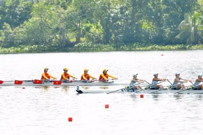 Đội rowing thuyền nữ bốn người thi đấu ở nội dung chung kết vô địch châu Á. (Ảnh vhttdlhp.vn)