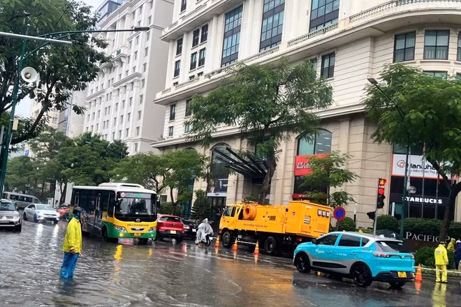 Lực lượng chức năng nhanh chóng triển khai ứng trực tại các điểm có nguy cơ ngập. 