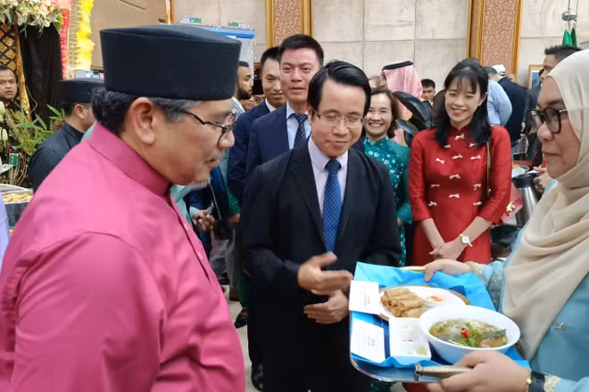 Giới thiệu về món phở và nem Việt Nam tại một sự kiện văn hóa ở Brunei. (Ảnh ĐẠI SỨ QUÁN VIỆT NAM TẠI BRUNEI)