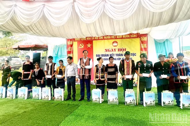 Thượng tướng Trần Quang Phương tặng quà cho bà con nhân dân làng Xộp.