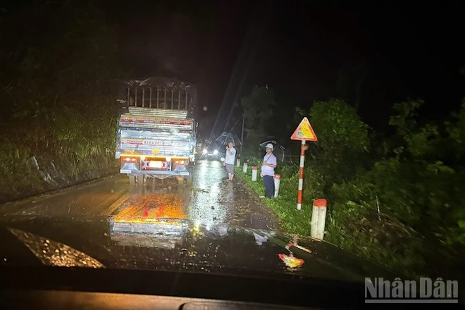 Sạt lở gây ách tắc giao thông trên đèo Violak.