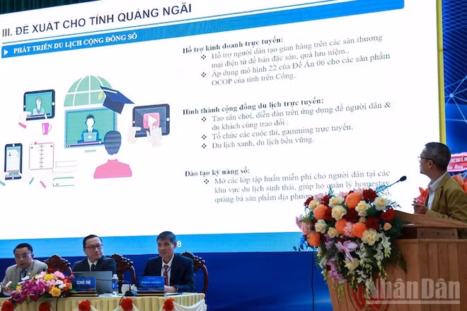Chuyên gia trình bày tham luận hội thảo “Ứng dụng các giải pháp chuyển đổi số phát triển du lịch Quảng Ngãi”.