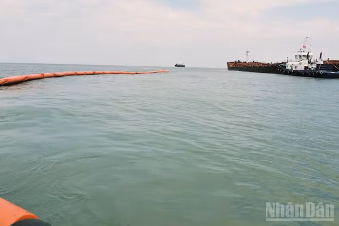 Phao quây biển chung quanh khu vực tàu bị nạn và sẵn sàng ứng phó sự cố tràn dầu