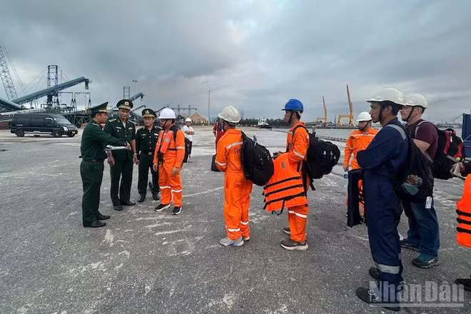 Cán bộ, chiến sĩ biên phòng thực hiện các thủ tục cho các thủy thủ.