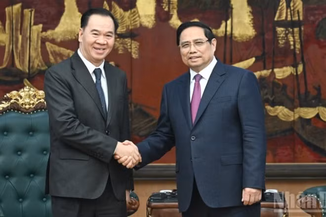 Thủ tướng Chính phủ Phạm Minh Chính và đồng chí Thongsalith Mangnormek, Bí thư Trung ương Đảng, Bộ trưởng Giáo dục và Thể thao Lào. (Ảnh: TRẦN HẢI)