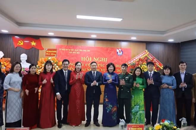 Ban Chấp hành lâm thời Hội Nhà báo tỉnh Phú Thọ sau sáp nhập ra mắt.