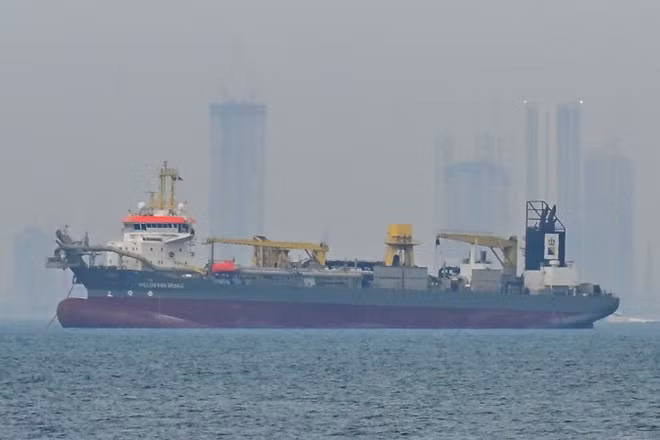 Tàu thương mại neo đậu ngoài khơi bờ biển thành phố Dubai, Các tiểu vương quốc Arab thống nhất khi hệ thống hàng hải bị gián đoạn tại eo biển Hormuz, ngày 2/3/2026. (Ảnh: Anadolu Agency/TTXVN)