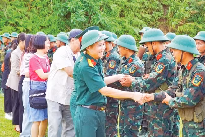 Các tác giả trong chuyến thực tế thuộc khuôn khổ Trại sáng tác kịch bản của Điện ảnh Quân đội tổ chức.