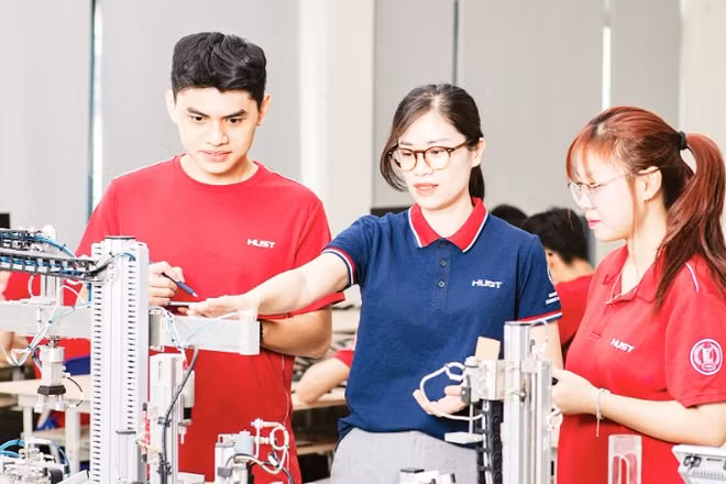 Giảng viên Đại học Bách khoa hướng dẫn sinh viên thực hành tại phòng thí nghiệm. (Ảnh: THU HUỆ)