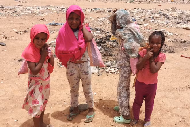 Các em nhỏ tại Omdurman, Sudan. (Ảnh: THX/TTXVN)