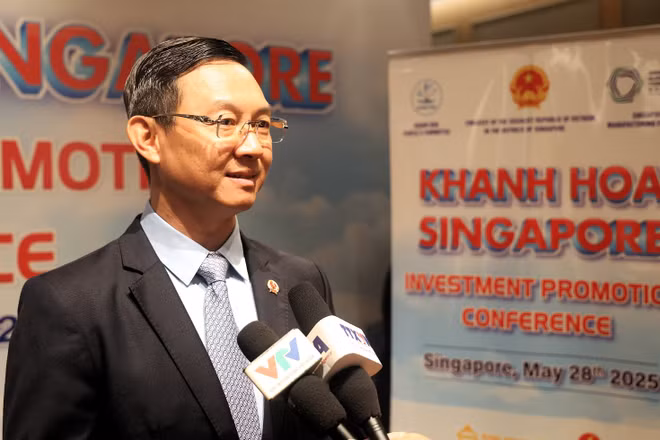 Đại sứ Việt Nam tại Singapore Trần Phước Anh trả lời phóng viên TTXVN. (Ảnh: Tất Đạt/TTXVN)