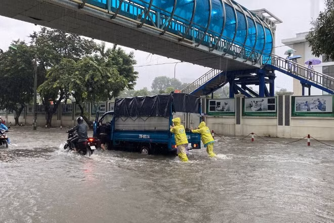 Xí nghiệp Thoát nước số 7 ứng trực tại Phùng Hưng-Hà Đông.