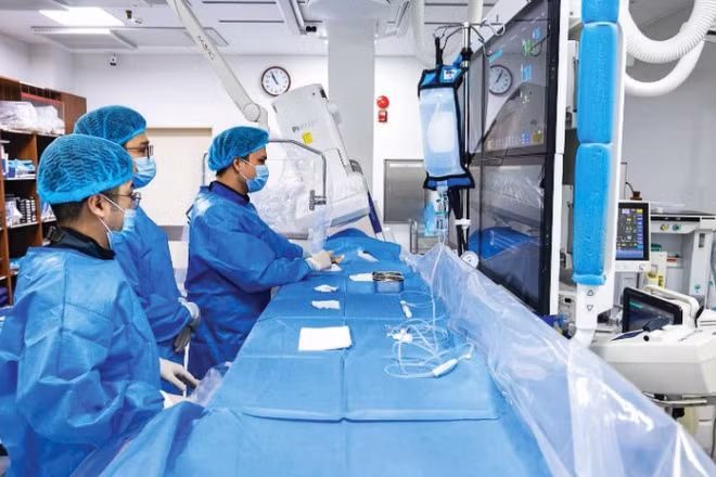Các bác sĩ Bệnh viện Trung ương Quân đội 108 trong một ca can thiệp mạch cấp cứu.