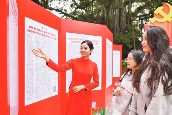 Không gian trưng bày “Toàn văn Dự thảo các văn kiện Đại hội XIV của Đảng” tại Trụ sở Báo Nhân Dân thu hút người dân đến đọc và tham quan. (Ảnh: THẾ ĐẠI)