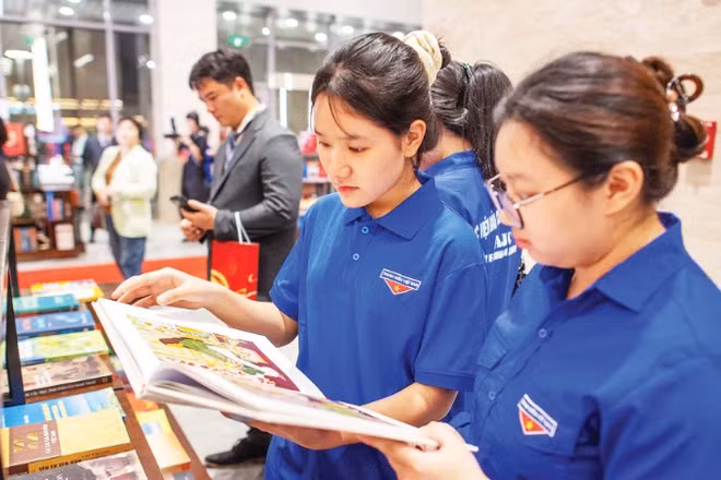 Khu vực trưng bày các tác phẩm tiêu biểu tại Lễ trao Giải thưởng Sách Quốc gia lần thứ VIII. (Ảnh VIỆT LINH)