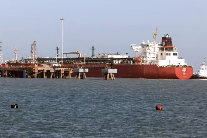 Tàu chở khí hóa lỏng Shivalik cập cảng Mundra, Ấn Độ sau khi di chuyển qua eo biển Hormuz ngày 16/3/2026. (Ảnh: ANI/TTXVN)