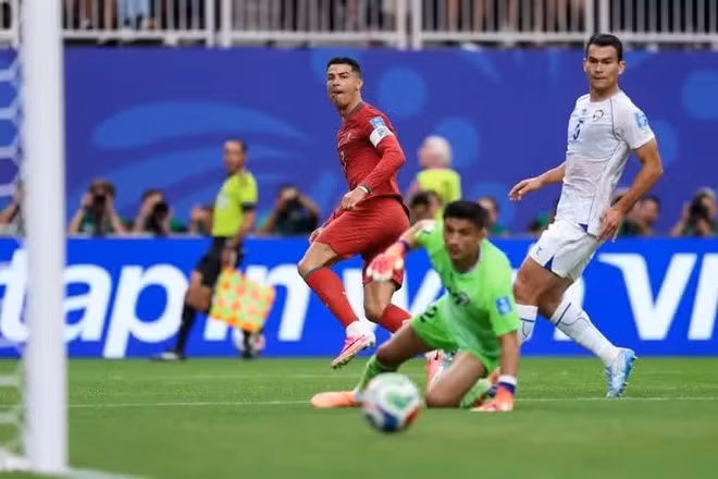 Ronaldo dứt điểm hiểm hóc vào góc xa khung thành. (Ảnh: FIFA)