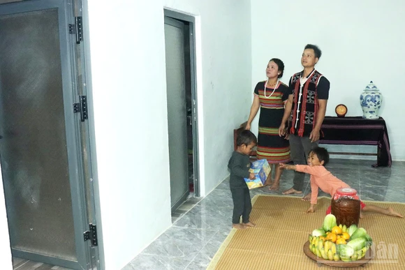 Niềm vui về nhà mới của vợ chồng chị Bhling Thị Bưới (thôn Atếêp, xã Avương).