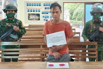 Đối tượng Vì Văn Nguyên, bản Nà Cầm, xã Mường Hung, huyện Sông Mã cùng số ma túy tổng hợp. 