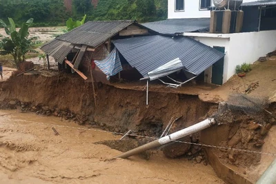 Mưa lũ trong đêm đã làm ảnh hưởng tới nhiều nhà người dân tại các bản của xã Mường Lầm (huyện Sông Mã cũ), tỉnh Sơn La. (Ảnh: THU QUỲNH)