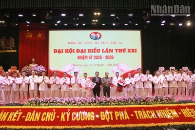 Lãnh đạo Bộ Công an và tỉnh Sơn La tặng hoa chúc mừng Ban Chấp hành Đảng bộ Công an tỉnh Sơn La khóa XXI, nhiệm kỳ 2025-2030.