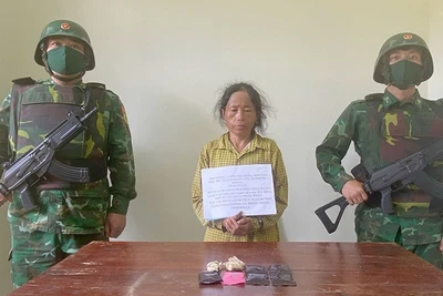 Đối tượng Giàng Thị Mang cùng tang vật tại cơ quan chức năng.