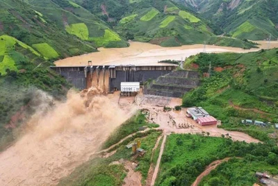 Nước lũ dâng cao, thủy điện Sông Mã 3 đã mở các cửa xả lũ theo quy trình sẵn sàng đón lũ lớn.