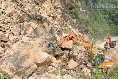 Sở Xây dựng đang huy động phương tiện khẩn trương khắc phục khu vực bị sạt lở trên tuyến Quốc lộ 4G đoạn qua xã Sốp Cộp.