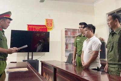 Cơ quan Cảnh sát điều tra Công an tỉnh Sơn La thi hành lệnh bắt bị can Nguyễn Văn Khiêm để tạm giam.