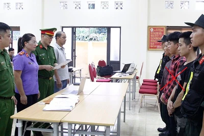 Cơ quan Cảnh sát điều tra, Công an tỉnh Sơn La thi hành các quyết định tố tụng với các đối tượng khai thác vàng trái phép tại xã Gia Phù.