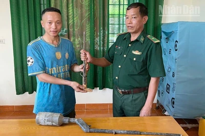 Ông Thào Bả BLồng, bản Bua Hin, xã Mường Hung đã tự nguyện trao nộp 2 khẩu súng tự chế. 