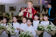 Diễn viên phim "Mưa đỏ" giao lưu với các khán giả nhí.