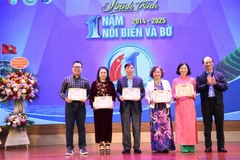 Trao tặng Giấy khen cho các hội viên cá nhân có nhiều đóng góp, trách nhiệm với biển đảo Tổ quốc.