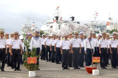 Nhiều năm qua đào và quất xuân luôn được tặng ra Trường Sa.