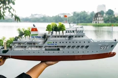 Mô hình một con tàu được check-in bên Hồ Hoàn Kiếm.