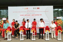 Cắt băng khai mạc triển lãm "Chào Việt Nam - Quê hương tôi".