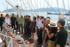 Các nhà văn tham gia trại sáng tác do Nhà xuất bản Quân đội nhân dân tổ chức đi thực tế tại Học viện Hải quân, tháng 8/2017.