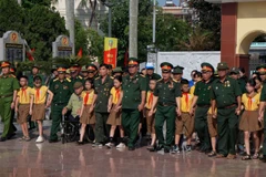 Hình ảnh trong phim tài liệu "Trên mặt trận mới".