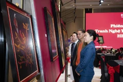 Thưởng thức tác phẩm tại không gian của phiên đấu giá nghệ thuật Helios.